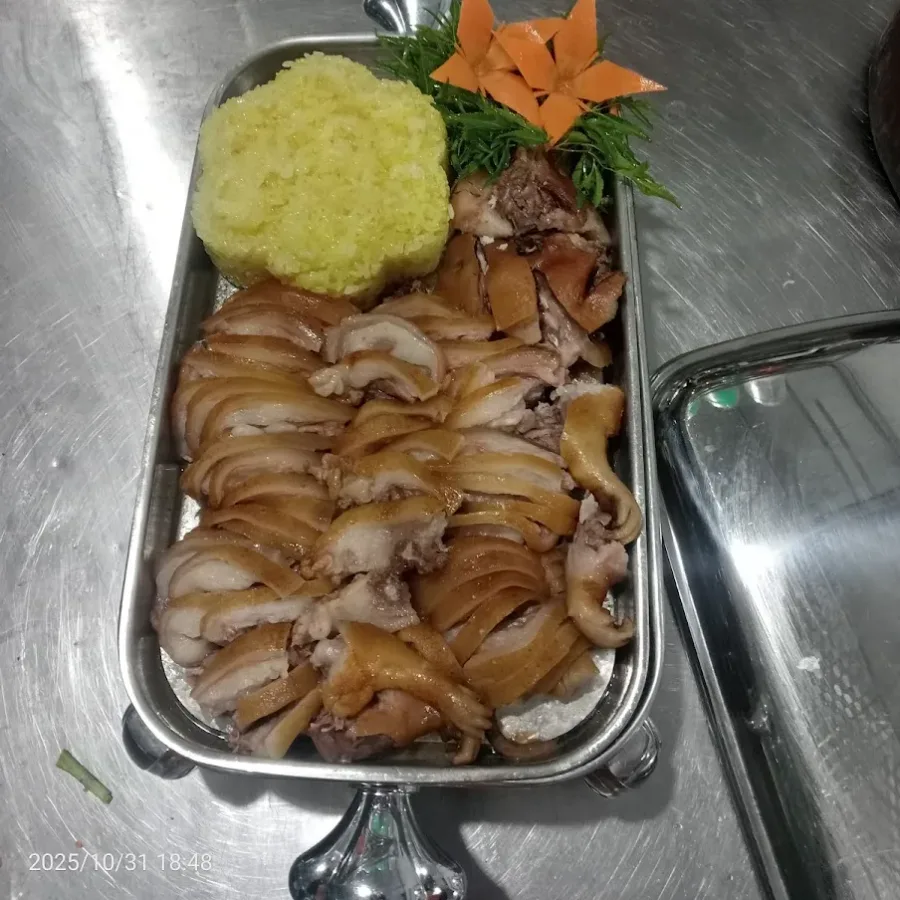 Chân giò luộc thái miếng dọn kèm xôi vàng