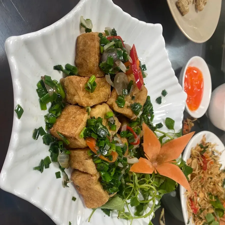 Đậu phụ chiên vàng rắc hành lá và ớt