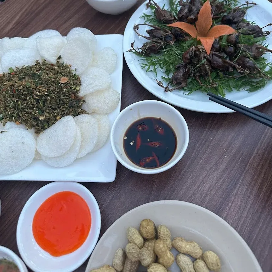 Chim quay đặc sản rừng dọn kèm bánh đa và lạc luộc
