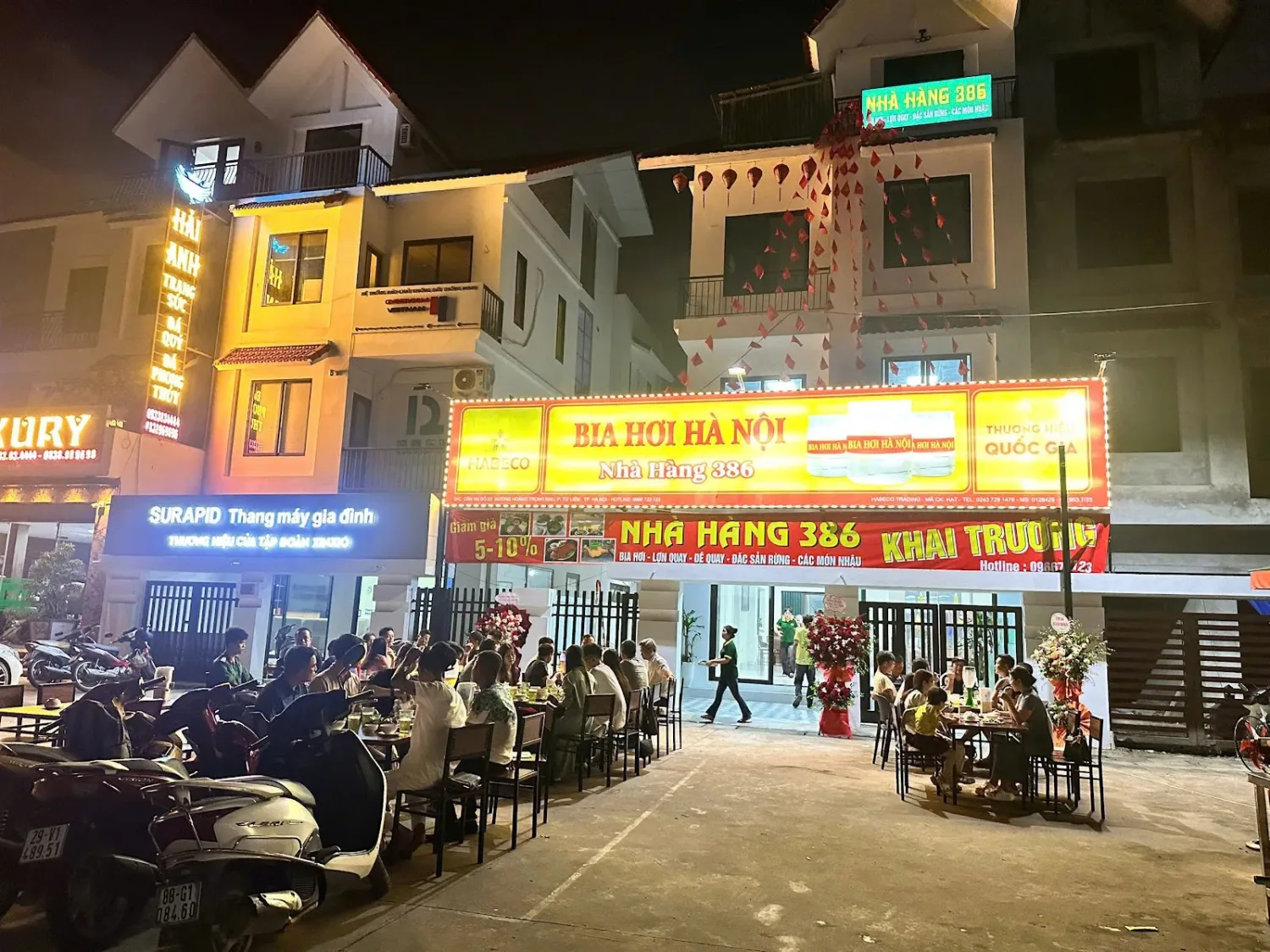 Sân ngoài đông khách buổi khai trương Nhà hàng 386